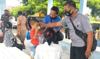 Tak-Hanya-Orang-Dewasa,-Satgas-Aman-Nusa-II-Juga-Sasar-Anak-–-Anak-Yang-Tidak-Menggunakan-Masker