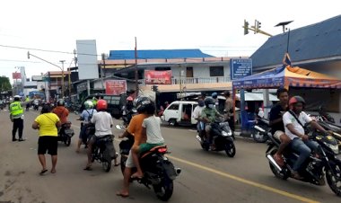 Ops-Lilin-Turangga-2020,-Polres-Flotim-Terjunkan-Personilnya-Atur-Lalin-Antisipasi-Kemacetan-Jelang-Nataru