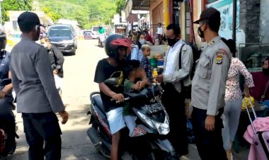 OPS-Aman-Nusa-II,-Polres-Flotim-Gencarkan-Operasi-Disiplin-Memakai-Masker