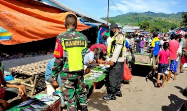 Sinergitas-TNI-POLRI,-Laksanakan-Patroli-Rutin-Ke-Pasar-Tradisional
