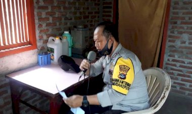 Menggunakan-Pengeras-Suara-Bhabinkamtibmas-Beri-Himbauan-Kamtibmas
