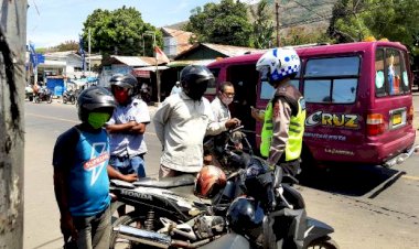 Sat-Lantas-Polres-Flotim-Berikan-Peneguran-dan-Penindakan-Pelanggaran-Serta-Berikan-Himbauan-Tertib-Berlalu-Lintas-Dan-Pencegahan-Covit-19
