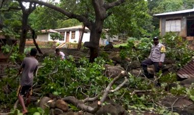 Bhabinkamtibmas-Bripka-Alrianto-Bantu-Warga-Perbaiki-Rumah-Dampak-Dari-Angin-Kencang