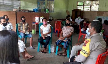 Bhabin-Brigpol-Paulus-Bura-Hajon-Melaksanakan-Sambang-Kepada-Kelompok-Ibu---Ibu-Kader-Posyandu