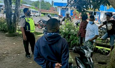 Sambang-Komunikasi-Dengan-Tukang-Ojek,-Bhabinkamtibmas-Sampaikan-Pesan-Kamtibmas