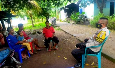 Bhabinkamtibmas-Lakukan-Sambang-Komunikasi-Dengan-Tokoh-Masyarakat-Desa-Kimakamak