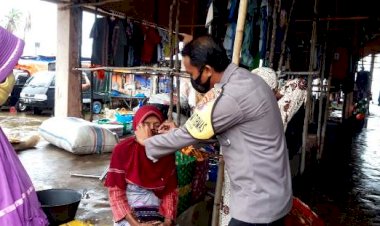 Bhabinkamtibmas-Bripka-Junaedi-Prianto-Lakukan-Patroli-Terhadap-Pengunjung-Pasar-Mingguan-Disiplin-Terapkan-Prokes