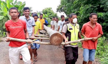 Gotong-Royong,-Bhabinkamtibmas-Bersama-Warga-Lakukan-Pembangunan-Jembatan-Yang-Terputus-Akibat-Hujan