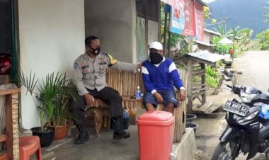 Pantau-Situasi-Kamtibmas,-Bhabinkamtibmas-Bripka-Irwan-Domal-Lakukan-Sambang-Desa-Binaan
