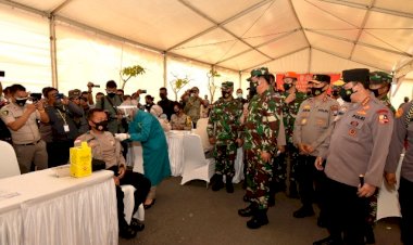 Panglima-Tni-dan-Kapolri-Tinjau-Langsung-Pelaksanaan-Vaksinasi-Prajurit-TNI-POLRI-di-Polda-Kepri