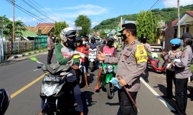 Pantau-Penerapan-PPKM-Berbasis-Mikro,-Polres-Flotim-Bagikan-Masker-Gratis