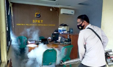 Antisipasi-DBD,-Kapolres-Polres-Flotim-Perintahkan-Urkes-Untuk-Fogging-Dikantor-dan-Sekitarnya