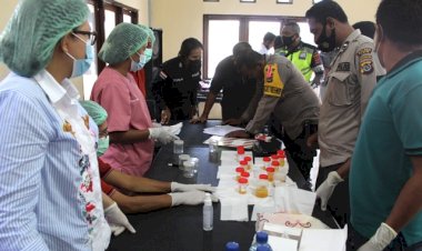 Antisipasi-Penyalahgunaan-Narkoba,-Kapolres-Flotim-Pimpin-Tes-Urine-Mendadak-Bagi-Anggotanya