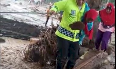 Gendong-Anak,-Kapolres-Flotim-Bersama-Personelnya-Bantu-Evakuasi-Korban-Bencana