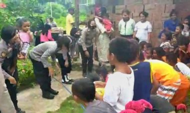 Polwan-Polres-Flotim-Beri-Trauma-Healing-Bagi-Anak-Anak-Korban-Banjir-di-Adonara