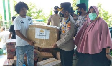 Kapolri-Kerahkan-Bantuan-Sembako-dan-Dapur-Lapangan-Bagi-Korban-Bencana-di-Flotim-dan-Lembata