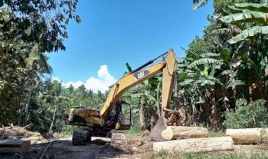 Personel-BKO-Polres-Flotim-Bantu-Masyarakat-Buka-Akses-Jalan-Menuju-Desa-Kawela