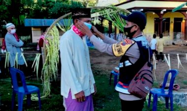 Terapkan-Prokes,-Bhabinkamtibmas-Bagi-Masker-Saat-Pengamanan-Ibadah-Sholat-Idul-Fitri-1-Syawal-1442-H