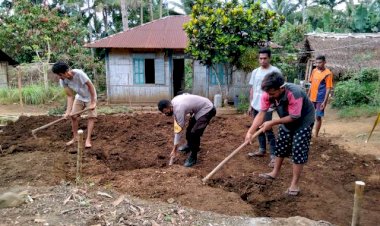 Peduli-Warga-Binaannya,-Bhabinkamtibmas-Bantu-Pembuatan-Pondasi-Rumah