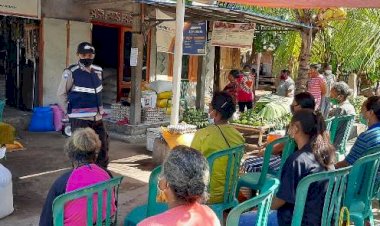 Hadiri-Giat-Pembagian-BPNT,-Bhabinkamtibmas-Sampaikan-Pesan-Kamtibmas-dan-Terapkan-Prokes