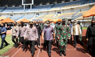 Tinjau-Vaksinasi-di-Bandung,-Panglima-dan-Kapolri-Berharap-Program-Vaksinasi-Presiden-1-Juta-1-Hari-Tercapai