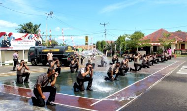 Polres-Flotim-Gelar-Tradisi-Siram-Kembang,-Penganugerahan-Bintang-Bhayangkara-Nararya-dan-Kenaikan-Pangkat-sekaligus-Wisuda-Purna-Bhakti