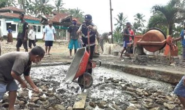 Peduli-Desa-Binaannya,-Bhabinkamtibmas-Bripka-Abidin-Sudin-Bantu-Warga-Kerja-Bakti-Pembangunan-Jalan