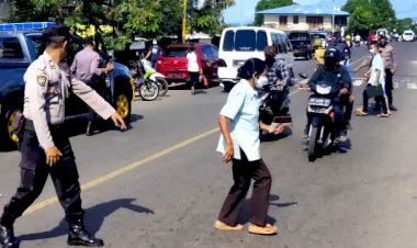 Rutin,-Sat-Sabhara-Polres-Flotim-Lakukan-Patroli-Sekaligus-Himbauan-Prokes-Covid-19