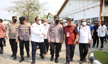 Tinjau-Vaksinasi-Buruh,-Kapolri-Harap-Pertumbuhan-Ekonomi-Membaik