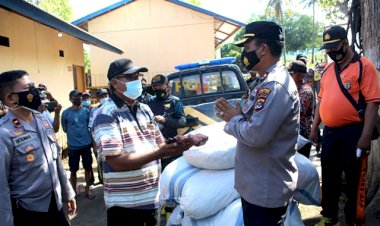 Kembali-Turun-Ke-Lokasi-Pasca-Bencana,-Polres-Flotim-Serahkan-Bansos