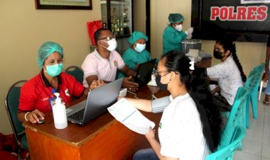 Pelayanan-Kemanusiaan,-Polres-Flotim-Gelar-Vaksinasi