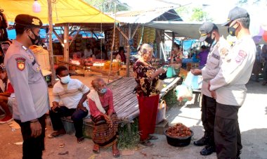 Terapkan-PPKM,-Polres-Flotim-Beri-Himbauan-Kepada-Pengunjung-Pasar