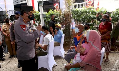 Kapolri-Minta-Jajaran-Terus-Bantu-Warga-dan-Gelorakan-'Ayo-Pakai-Masker-dan-Ayo-Segera-Vaksin'