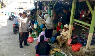 Rutin-Patroli-Pasar,-Bhabinkamtibmas-Himbau-Kamtibmas-dan-Terapkan-Prokes