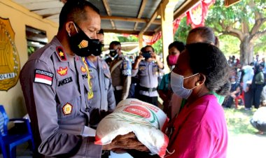 Polres-Flotim-Berikan-Bantuan-Sosial-Kepada-Masyarakat-Terdampak-Covid-19