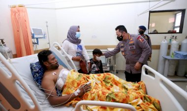 Jenguk-Anggota-Polri-Korban-Baku-Tembak-KKB,-Kapolri:-Kami-Bangga-Sama-Kalian