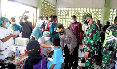Peduli-Covid-19,-Kolaborasi-TNI-POLRI-Serta-Nakes-Dirikan-Gerai-Vaksin-dan-Baksos-di-Tanjung-Bunga