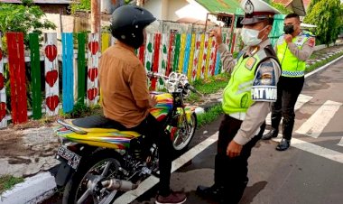 Tindak-Tegas-Pelanggar-Lalulintas,-Satlantas-Polres-Flotim-Tilang-Knalpot-Resing