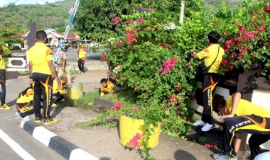 Jumat-Bersih,-Personel-Polres-Flotim-Lakukan-Kurvei-Diseputaran-Mako