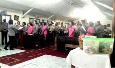 Berseragam-Lengkap,-Personel-Polres-Flotim-Jadi-Koor-Saat-Pelaksanaan-Misa