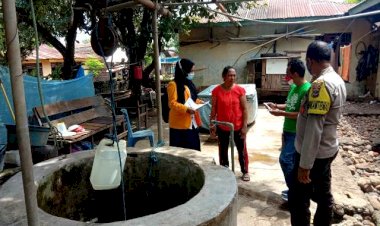 Sinergitas-Bhabinkamtibmas-Dampingi-Nakes-Kaporisasi-Sumur-Warga