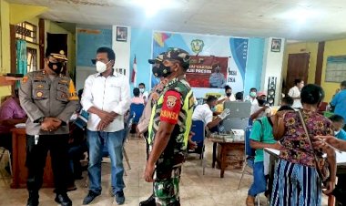 Kolaborasi-TNI-POLRI-Bersama-Dinas-Kesehatan-Gelar-Vaksinasi-Door-to-Door-Warganya