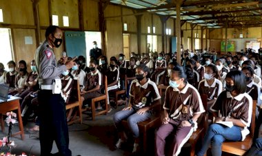 Sambangi-SMAK-Asisi-kasat-lantas-Polres-Flotim-Sampaikan-Etika-Berlalu-Lintas