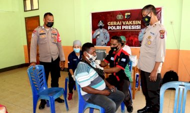 Percepatan-Vaksinasi,-Polres-Flotim-Gelar-Vaksinasi-di-Aula-Paroki-Sanjuan-Lebao