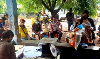 Bhabinkamtibmas-Bripka-Gergorius-Ojan-Monitoring-Giat-Penyaluran-PKH