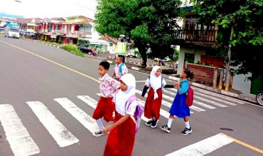 Wujudkan-Pelayanan-Prima,-Sat-Lantas-Polres-Flotim-Rutin-Gatur-Lalin-Dipagi-Hari