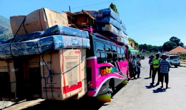 Bahayakan-Keselamatan,-Sat-Lantas-Polres-Flotim-Hentikan-Kendaraan-Muat-Berlebihan