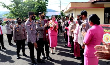 Selamat-Datang-AKBP-I-Gede-Ngurah-Joni-Mahardika,-S.H,-S.I.K,-M.H,-Bersama-Ibu-di-Polres-Flotim