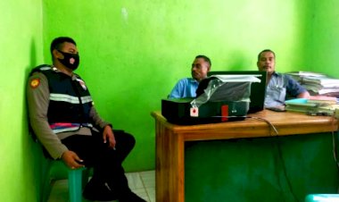 Peduli-Curah-Hujan-Tinggi,-Bhabinkamtibmas-Briptu-Antonius-Kelen-Sambangi-Aparat-Desa