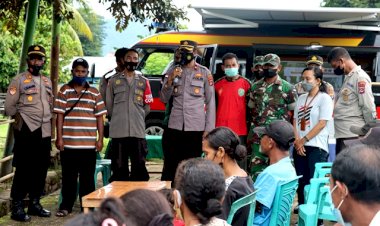 Pastikan-Vaksinasi-Berjalan-Lancar,-Wakapolres-Flotim-Pantau-Langsung-Giat-Vaksinasi